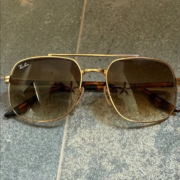 Ray-Ban Classic Gold Frame Sunglasses - Picture 3 of 3